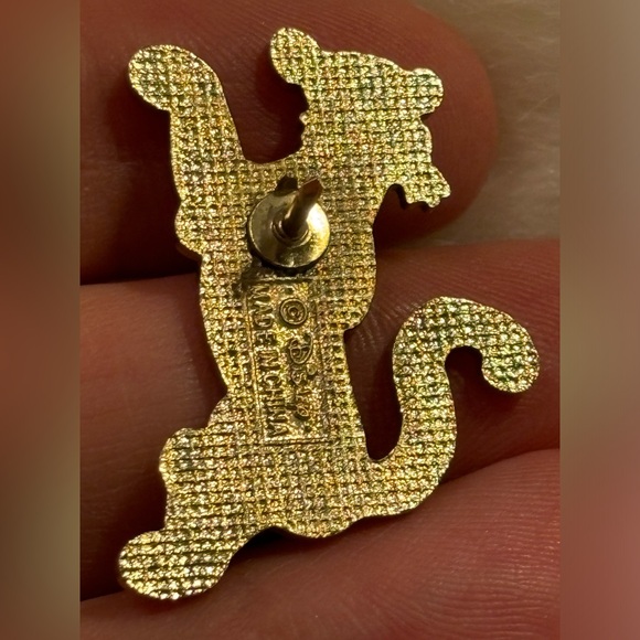 Tigger Bouncing Smiling 100 acre woods Winnie the Pooh Disney Pin - Picture 3 of 3